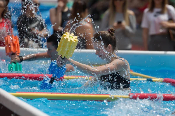 Lányok csinál víz aerobik úszó medence Dumbbells Kültéri úszómedence — Stock Fotó