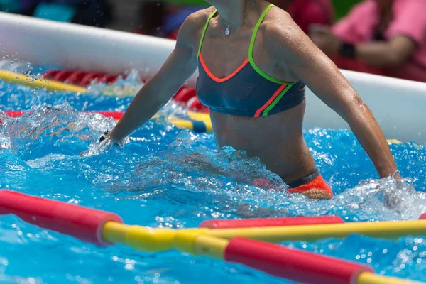 Frauen machen Wassergymnastik im Freien in einem Schwimmbad — Stockfoto