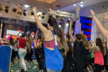 Spor Salonu Spor Salonu: İnsanlar Sahnede Müzik ve Öğretmenle Sınıfta Egzersiz Yapıyor