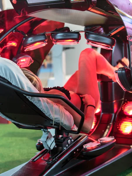 Güzel Genç Kız Güzellik Tedavi ve Güneşlenme Makinesi kullanarak