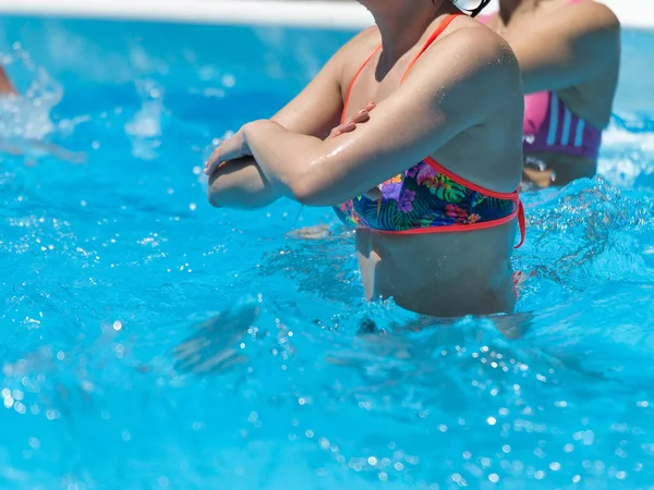 Donne che fanno aerobica in acqua all'aperto in piscina — Foto Stock