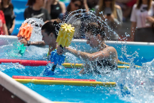 Rimini, Olaszország - május 2019: Girls Doing Water Aerobics with Floating Pool Dumbbells Outdoor in a Swimming Pool — Stock Fotó