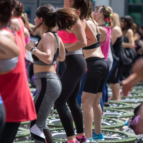 里米尼， 意大利 - 2019年5月：迷你反弹器锻炼 - 女孩做健身锻炼在课堂上与音乐和老师在舞台上 — 图库照片