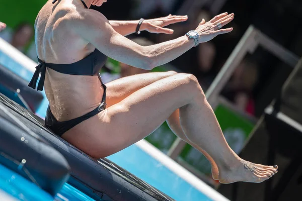 Fille faisant des exercices sur tapis de fitness flottant dans une piscine extérieure — Photo