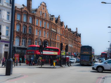 Londra, Birleşik Krallık - Haziran 2019 Camden High Caddesi yakınlarındaki Camden Meydanı İnsanlar ve Kırmızı Çift Katlı Otobüsler