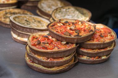 Farklı tatları olan yuvarlak vejetaryen tortillalar.