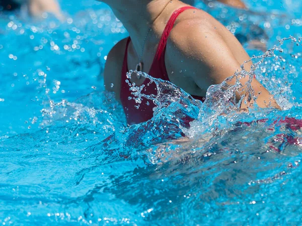 Donna che fa aerobica in acqua all'aperto in piscina — Foto Stock