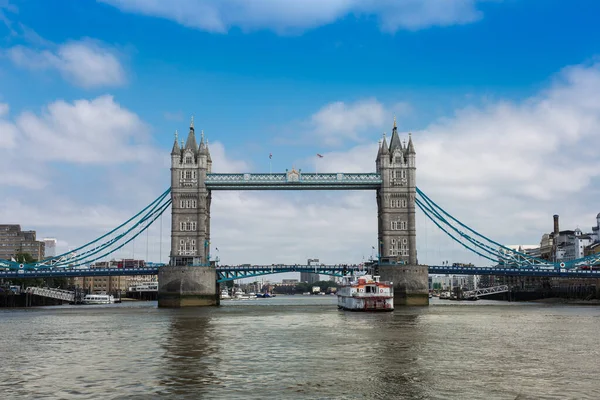 Tower Bridge, Londra 'da birleşik bir Bascule ve asma köprü