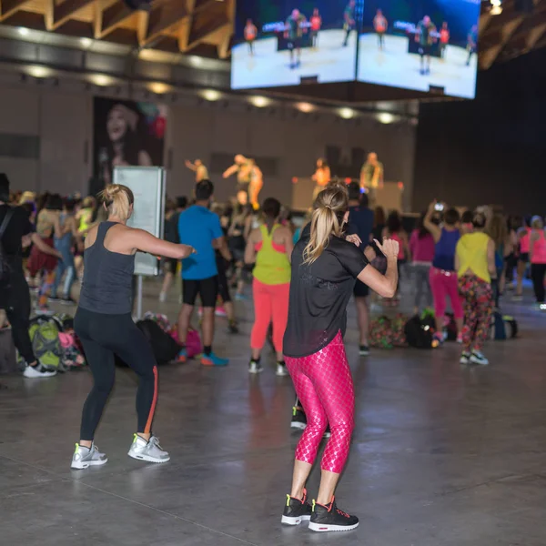 Exercício de Fitness em Ginásio: Pessoas fazendo Exercícios em Aula com Música e Professor em Palco — Fotografia de Stock