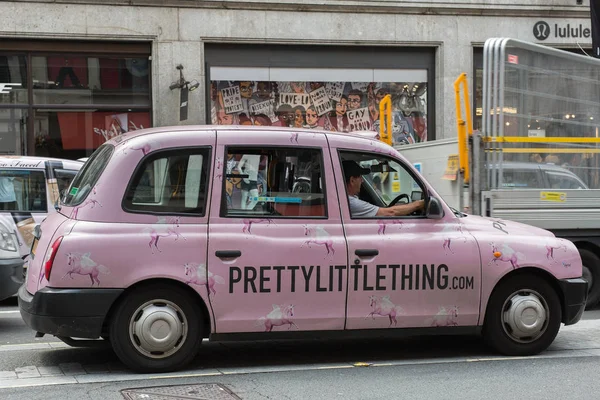 Londra, Birleşik Krallık - Haziran 2019: Londra Trafik Yolunda Pembe Taksi, İngiltere — Stok fotoğraf