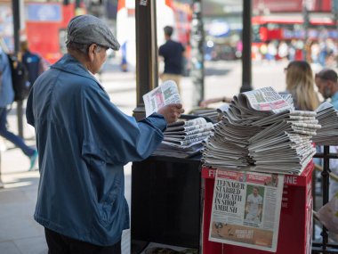 Sokak Fotoğrafçısı: Londra Caddesi 'nde şapkalı yaşlı bir gazete satıcısı