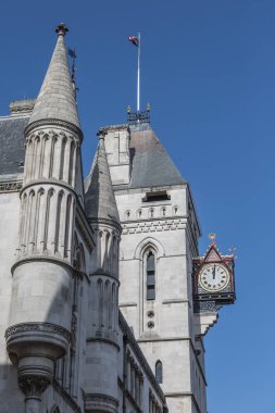 Parlak ve Parlak Altın Saat, Londra 'daki Kraliyet Adalet Divanı cephesinin ayrıntıları.