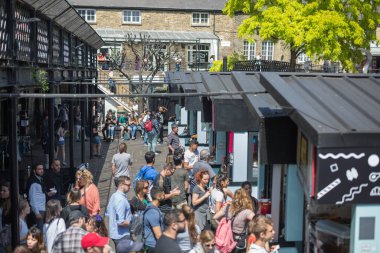 Londra, Birleşik Krallık - Haziran 2019: Londra 'daki Camden Town Market' te İnsanlar: Sokak Yiyecekleri