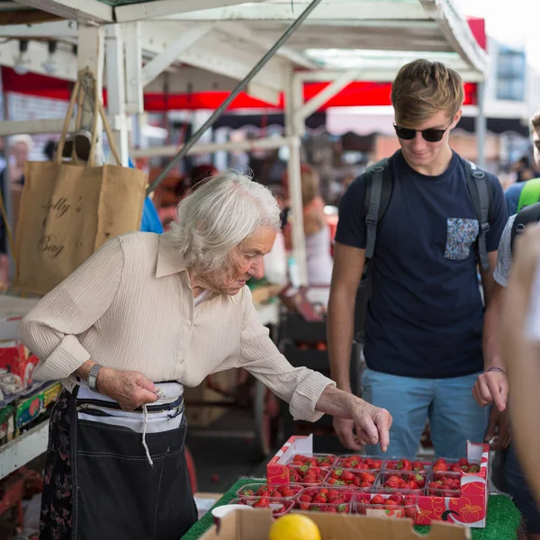 Londýn, Velká Británie- červen 2019: Old Greengrocer Lady with White Hair, která prodává ovoce na Portobello Road Market, Londýn — Stock fotografie