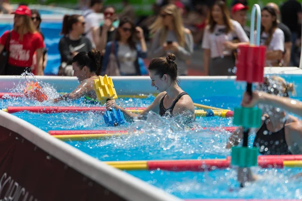 Rimini, Olaszország - május 2019: Girls Doing Water Aerobics with Floating Pool Dumbbells Outdoor in a Swimming Pool — Stock Fotó