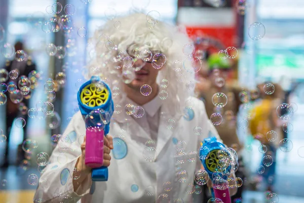 Boy with Wig with White Curls who Shoots Soap Bubbles with Toy Gun — Stock Photo, Image