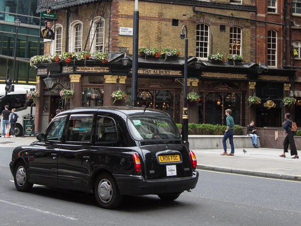 İngiltere Palmer Caddesi yakınlarındaki Londra Trafik Yolunda Siyah Taksi — Stok fotoğraf