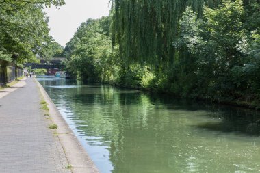 Londra 'daki Regent Nehri Kanalı boyunca Kanal ve Yaya Yolu