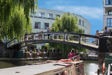 Londra, Birleşik Krallık Haziran 2019 Camden Town, Londra 'daki küçük yaya köprüsü.
