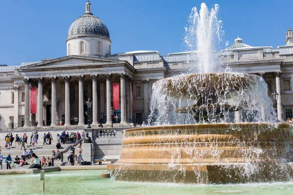 Londra, Birleşik Krallık - Haziran 2019: Ulusal Galeri, Londra 'nın merkezindeki Westminster şehrindeki Trafalgar Meydanı' nda bir sanat müzesi.