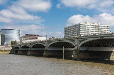 Londra 'daki Westminster Köprüsü' nün dibinden görüntüler