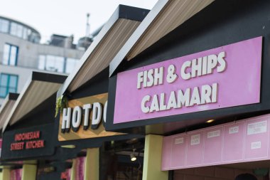 Sokak Yemekleri: Camden Town, Londra 'da Çeşitli Büfelerin İşaretleri