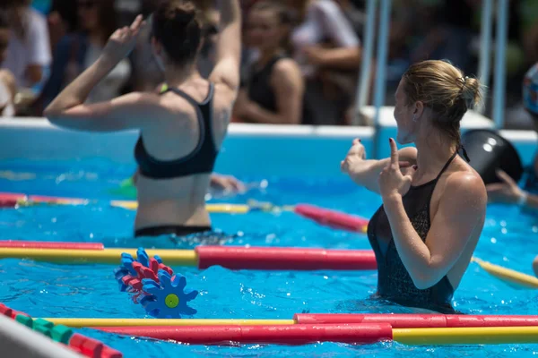 Mulheres fazendo aeróbica de água ao ar livre em uma piscina — Fotografia de Stock