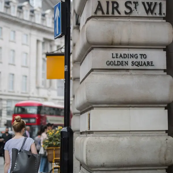 Londra 'nın merkezindeki Regent caddesinin yanındaki hava yolu tabelası. — Stok fotoğraf
