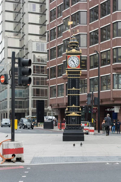 Little Ben, Londra 'nın merkezindeki Westminster şehrinde Victoria Caddesi' ne yakın bir yerde bulunan dökme demir saat kulesi. — Stok fotoğraf