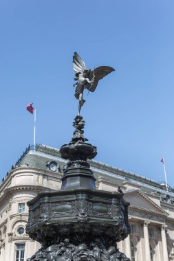 Londra Piccadilly Sirki 'ndeki Çeşmenin Tepesindeki Hristiyan Yardım Meleği Heykeli..