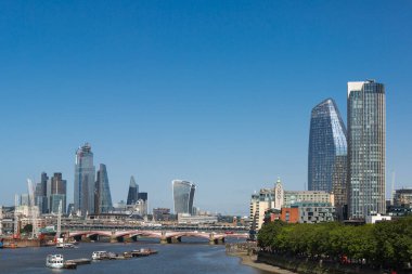 Blackfriars Köprüsü, Londra Gökdelenleri Skyline ve Thames Nehri, Londra.