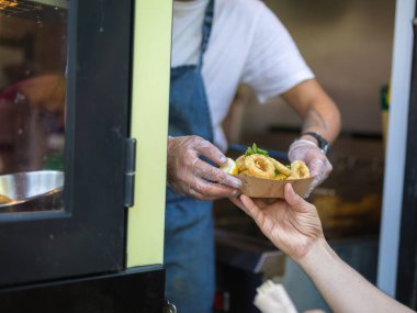 Sokak Yemeği: Küçük bir kartonda Kızarmış Balık ve Kalamarlar