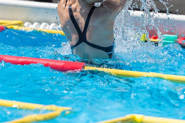 수영장에서 운동을 소녀가 머리에 의물을 — 스톡 사진