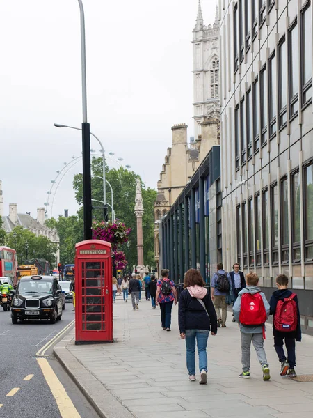 Victoria Caddesi Nde Yürüyen Insanlar Arka Planda Londra Göz Dönme — Stok fotoğraf