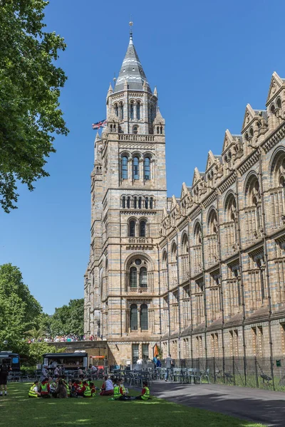 ロンドン自然史博物館の副ファサード — ストック写真