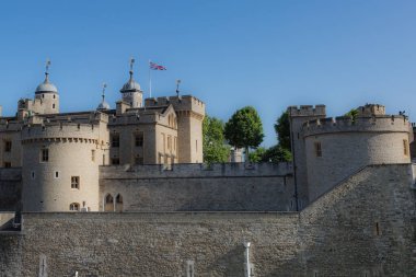 Londra Kulesi, resmi olarak Majesteleri 'nin Kraliyet Sarayı ve Londra Kulesi' nin Kalesi. Londra Thames Nehri 'nin kuzey kıyısındaki tarihi bir kale..
