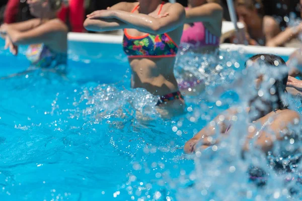 Frauen Machen Wassergymnastik Freien Einem Schwimmbad — Stockfoto