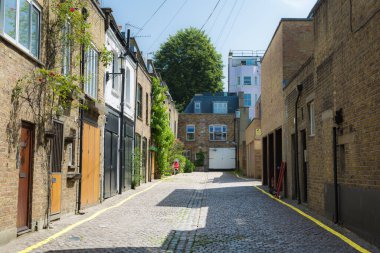 Notting Hill, Londra 'daki Eski Dar Sokak ve Taş Ev.