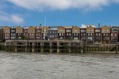 Thames nehri boyunca Kanarya Rıhtımı yakınlarındaki evler.
