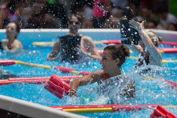Lányok Csinál Víz Aerobik Úszó Medence Dumbbells Kültéri Úszómedence — Stock Fotó