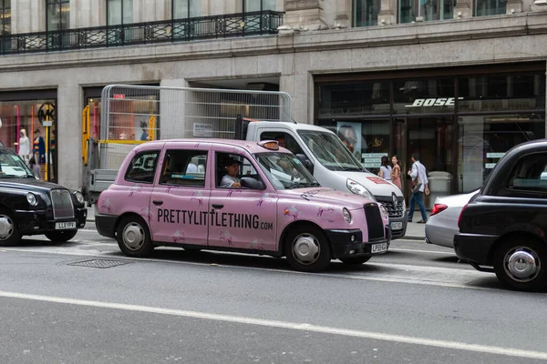 Londra Trafik Yolunda Pembe Taksi Ngiltere — Stok fotoğraf
