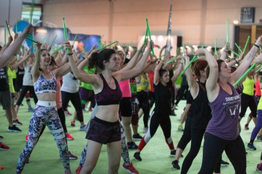 Spor Salonunda Fitness Egzersiz: Müzik ve Yeşil Drum Stick ile Egzersizler.
