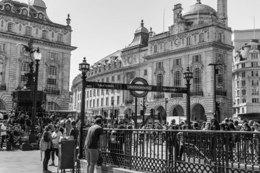 Londra 'nın merkezinde Kırmızı ve Mavi Yeraltı Dairesel Sembolü.