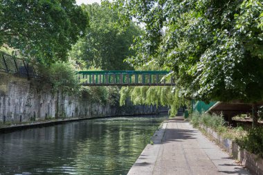 Londra 'daki Regent Kanalı nehir kıyısındaki Kanal, Köprü ve Yaya Yolu.