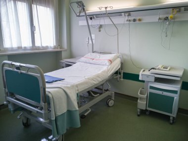 Yatak, Çekmece ve Pencereli Boş Hastane Klinik Odası.