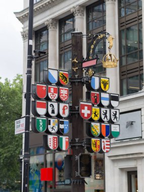 Helvetic Cantons Insigna Londra 'nın merkezindeki tüm İsviçre Kantonlarının Arma Paltolarını gösteriyor..