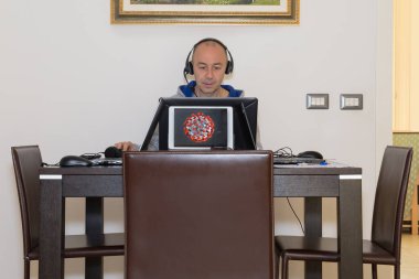 Cornavirus yüzünden Adam Evden Çalışıyor: Akıllı çalışma.