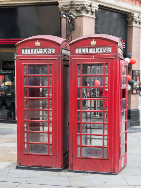 Londra Nın Merkezinde Iki Vintage Red Phone Arama Kutusu — Stok fotoğraf