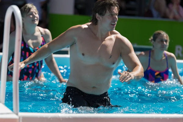 수영장에서 에어로빅을 사람들 — 스톡 사진