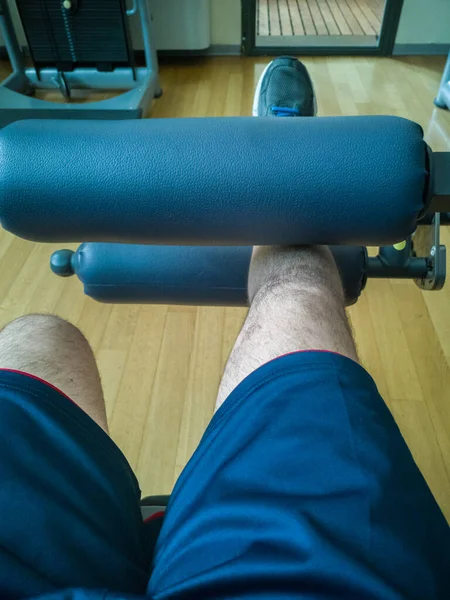 Κάνοντας Ασκήσεις Στο Γυμναστήριο Επεκτάσεις Ποδιών Προπόνηση Στο Μηχάνημα Γυμναστικής — Φωτογραφία Αρχείου